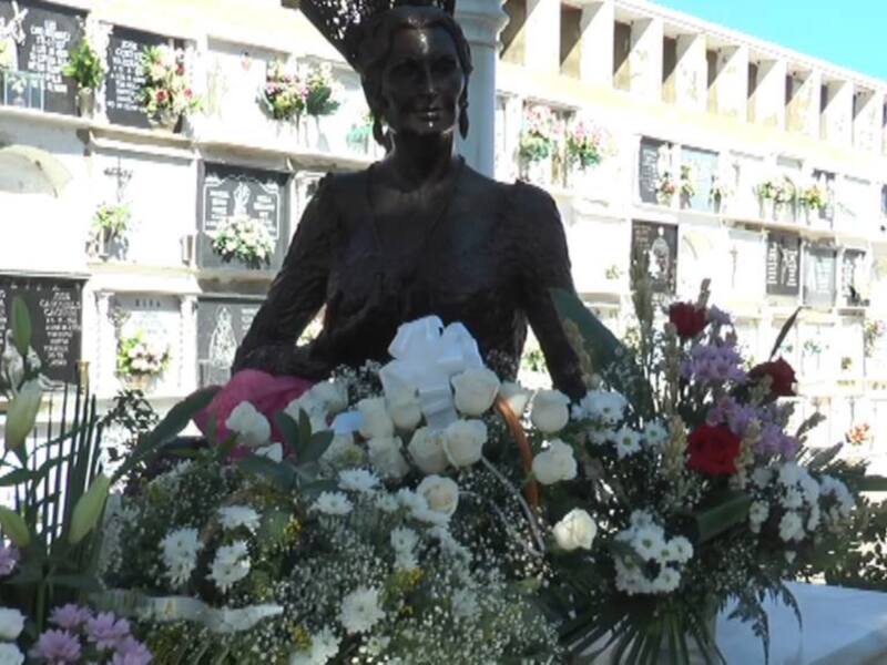 Ayuntamiento de Chipiona y 'RJ La más grande' recuerdan a Rocío Jurado con una ofrenda floral en el día de su cumpleaños