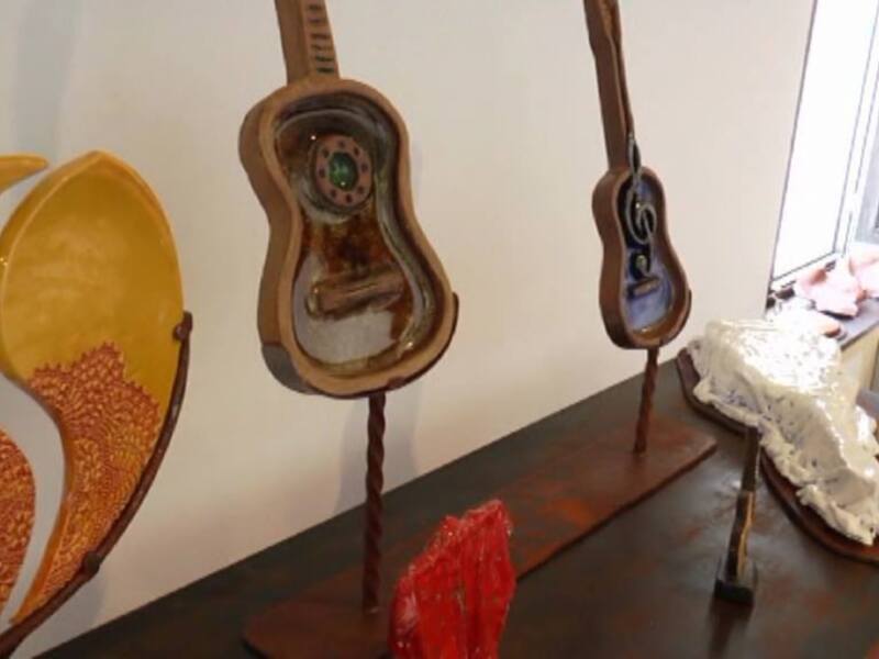 La exposición de cerámica de María Carmen Reyes Ruiz en el Castillo conmemora el Día Mundial de la Mujer Rural