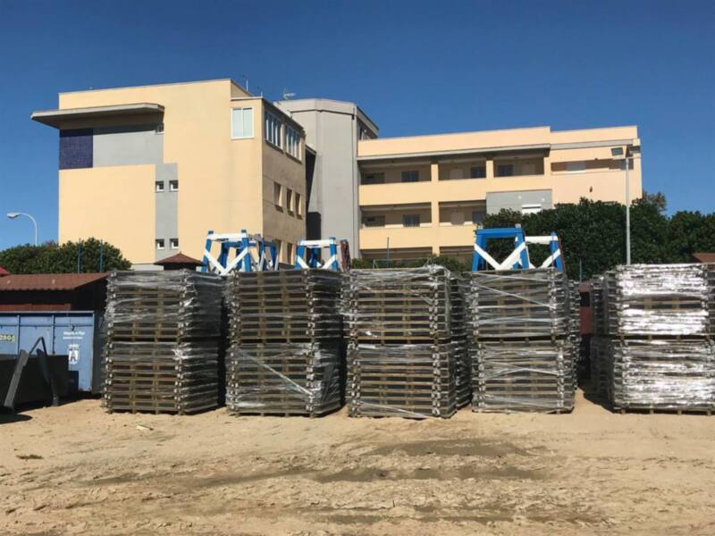El Ayuntamiento de Chipiona recibe más de 1.500 metros lineales de pasarelas de madera para las playas.