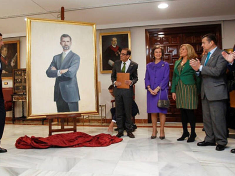 La Reina doña Sofia inaugura un cuadro de su hijo el Rey Felipe