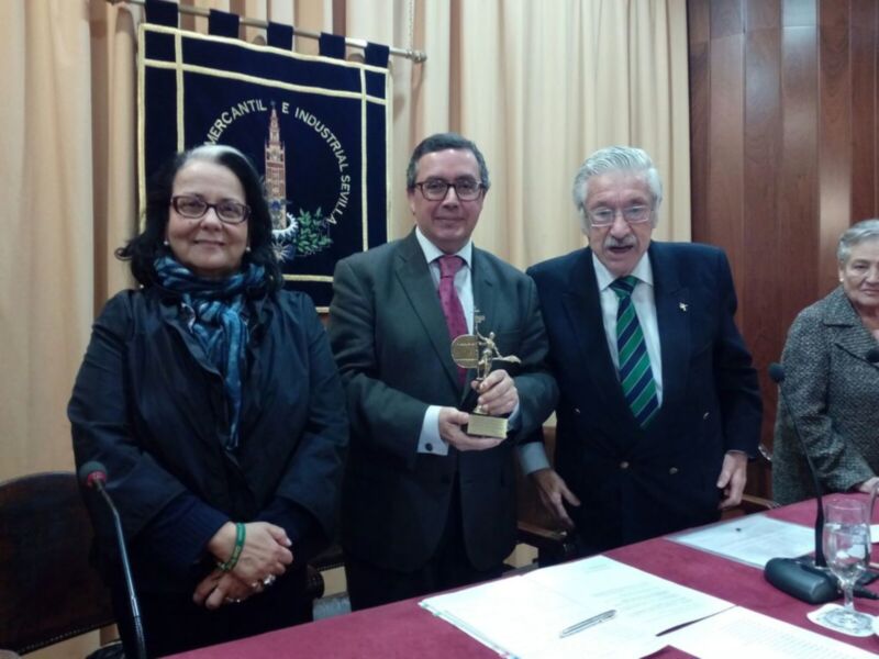 El curso de Temas Sevilla otorga al Mercantil su Giraldillo de Honor