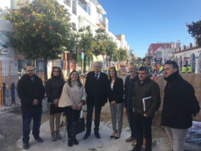 El subdelegado del Gobierno y la alcaldesa de Chipiona visitan las obras que culminan la rehabilitación de Víctor Pradera