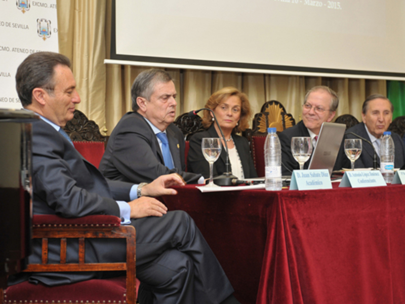 Conferencia en la Sociedad de Médicos Escritores y Artistas de Sevilla del académico Antonio López en torno a Leonardo Da Vinci y la Sábana Santa