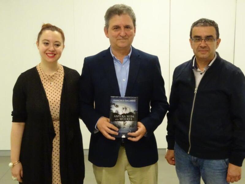 Francisco Gallardo presenta en Sevilla con éxito de público y crítica  su tercera novela, "Áspera seda de la muerte"