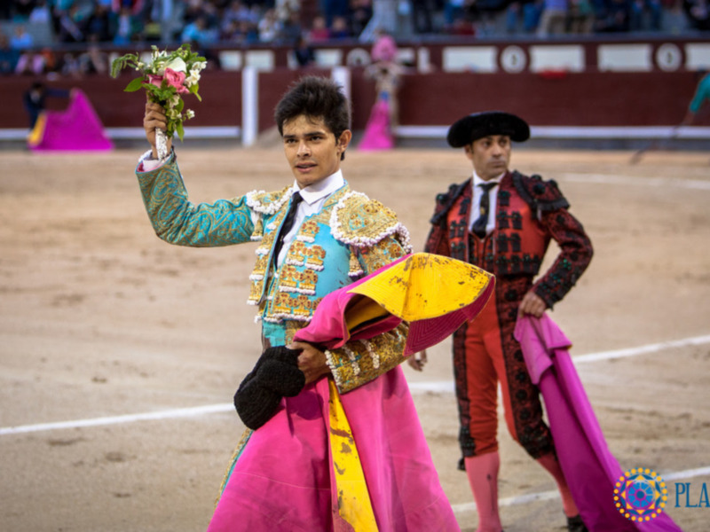 Vuelta al ruedo de Juanito y saludos de Jorge Isiegas y Adrien Salenc