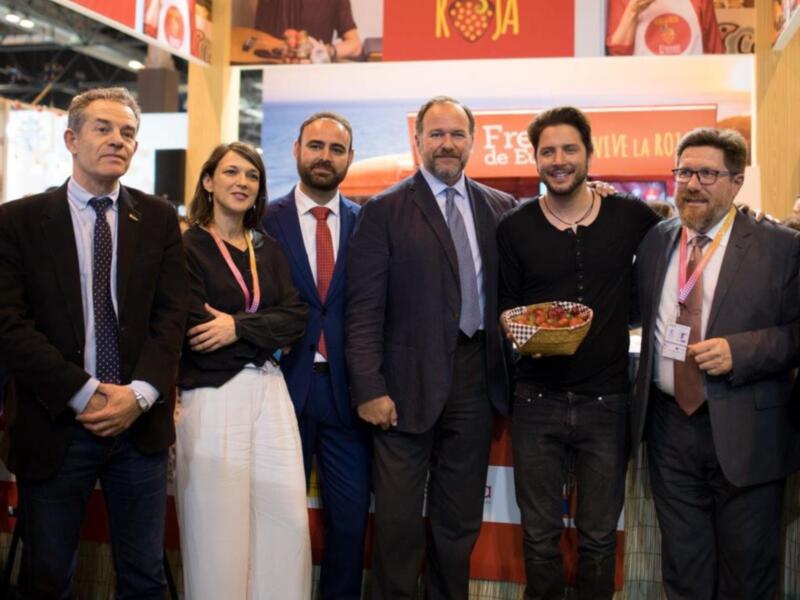 Manuel Carrasco y Alma Obregon presentan las bondades de las fresas en el Salón de Gourmets