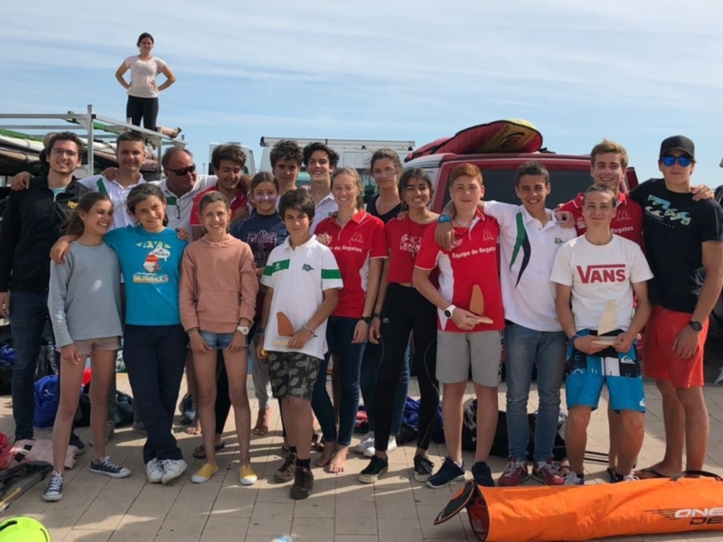 Los regatistas del Club Náutico Sevilla acarician el pleno en aguas de Puerto Real