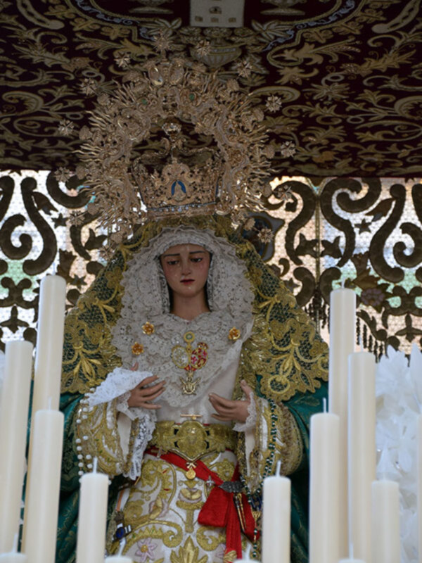 La  Virgen de la Esperanza paseó y dio su bendición por la barriada de San Carlos.