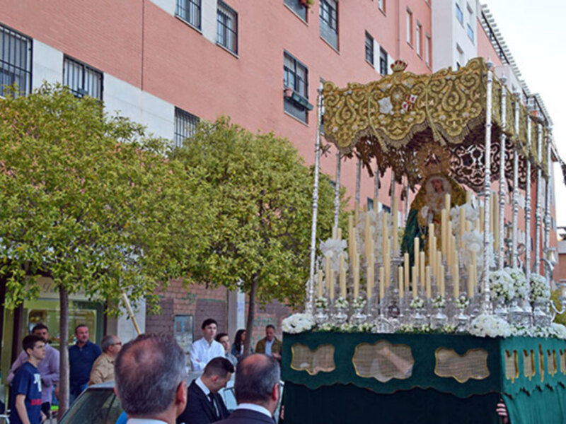 Más de 25 años saliendo la procesión por la barriada sevillana de San Carlos
