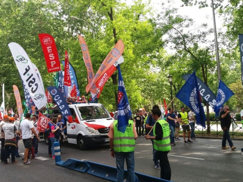 Miles de policías municipales de toda España se manifiestan en Madrid para exigir la jubilación anticipada a los 59 años