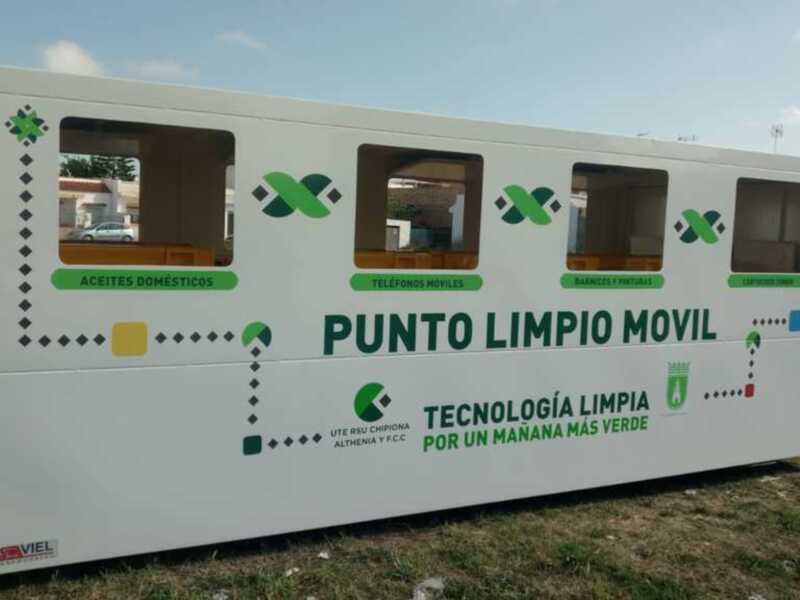 Un punto limpio móvil facilita a los chipioneros el reciclado de residuos que no deben depositarse en contenedores de recogida selectiva