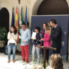 Los dos participantes en el programa 'Juntos somos capaces' de inserción laboral de jóvenes con discapacidad reciben sus certificados de asistencia