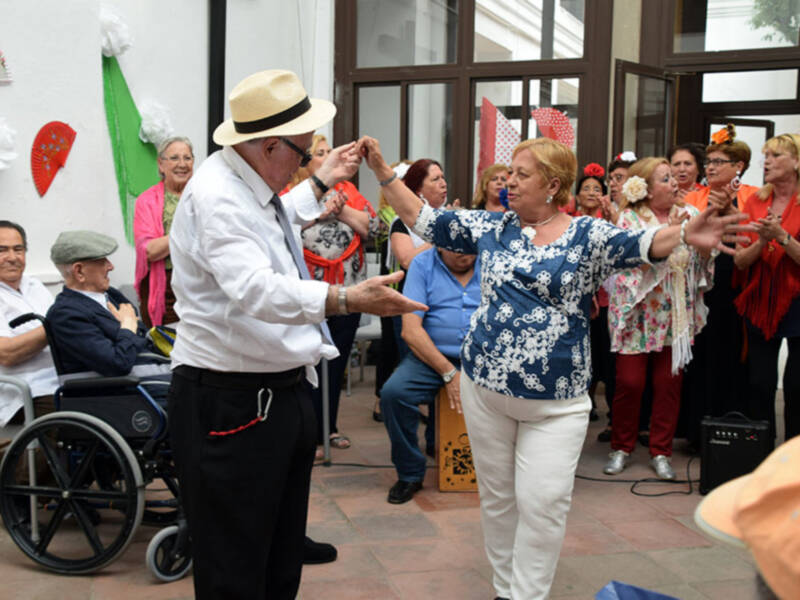 Los mayores de la Residencia del Hospital de la Santa Caridad de Sevilla en su Fiesta de la Cruz de mayo.