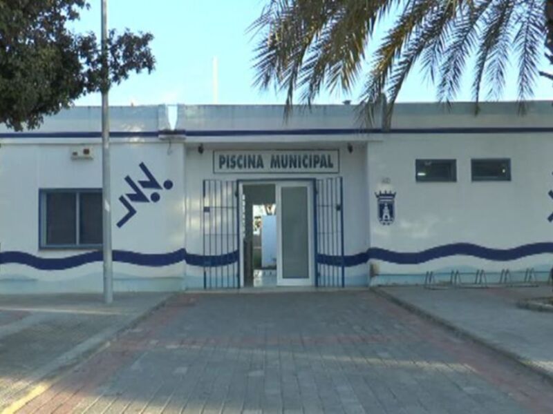 IU propone habilitar un nuevo vestuario en la piscina municipal para los pequeños.
