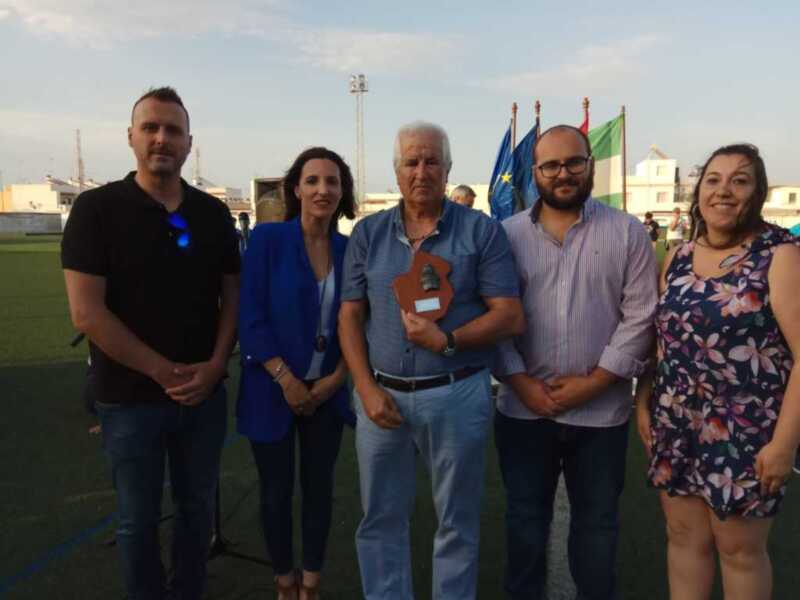 El Chipiona y la Escuela de fútbol clausuran la temporada en un acto en el que el gobierno municipal reconoce la labor de Julio Vidal