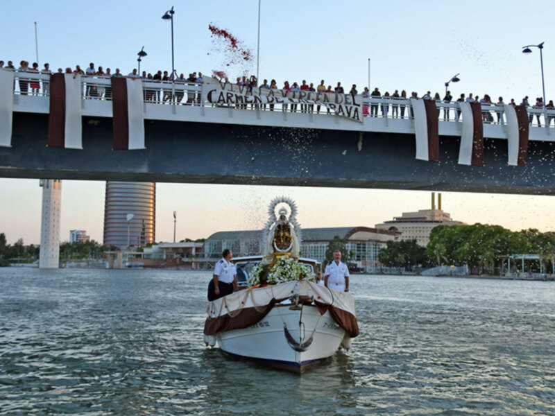Traslado al río Guadalquivir la virgen  del Carmen  de Calatrava para su procesión fluvial.