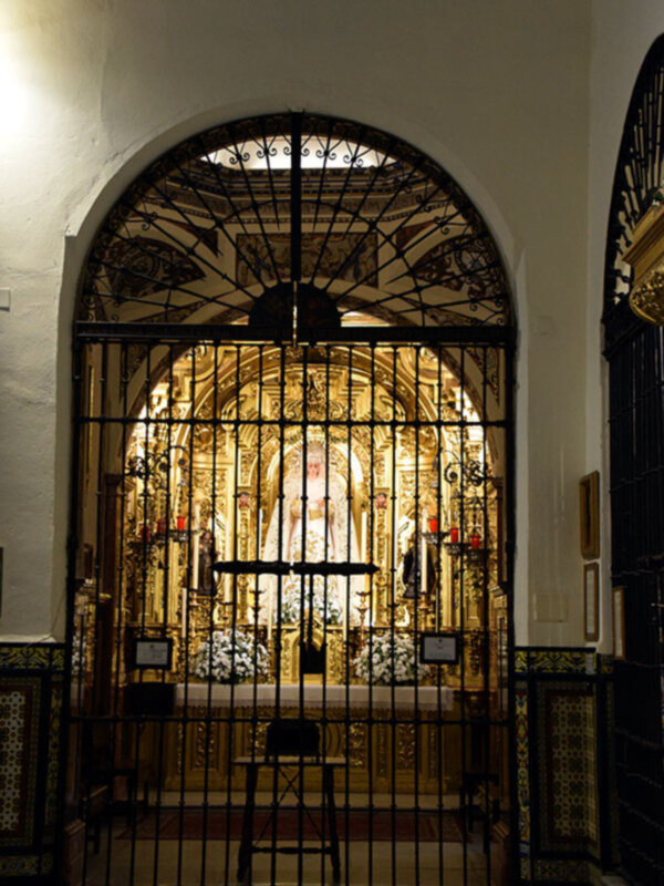 La Soledad de san Lorenzo Mártir vestida de blanco en tiempo estival