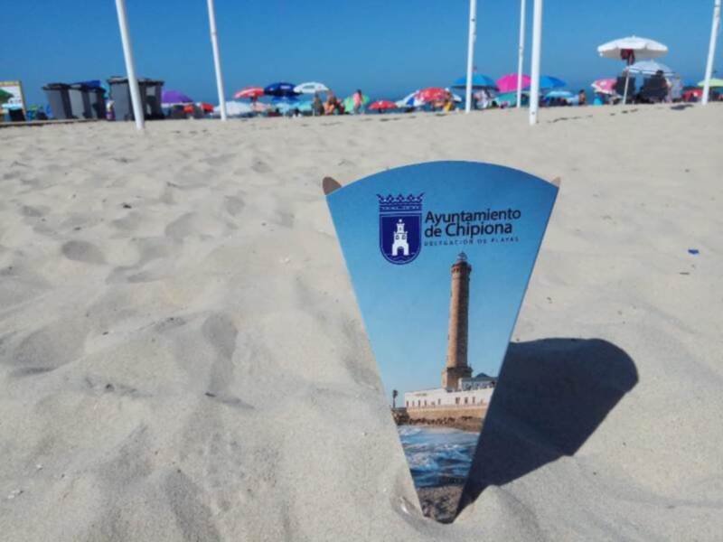 El Ayuntamiento distribuye entre los usuarios de las playas ceniceros de cartón de gran capacidad en su campaña de educación ambiental