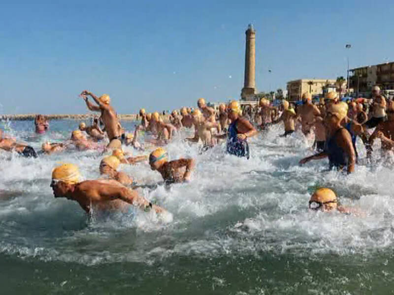 Estéfano González y Fátima Souissi se imponen en la Travesía a nado Picoco-Playa de Regla