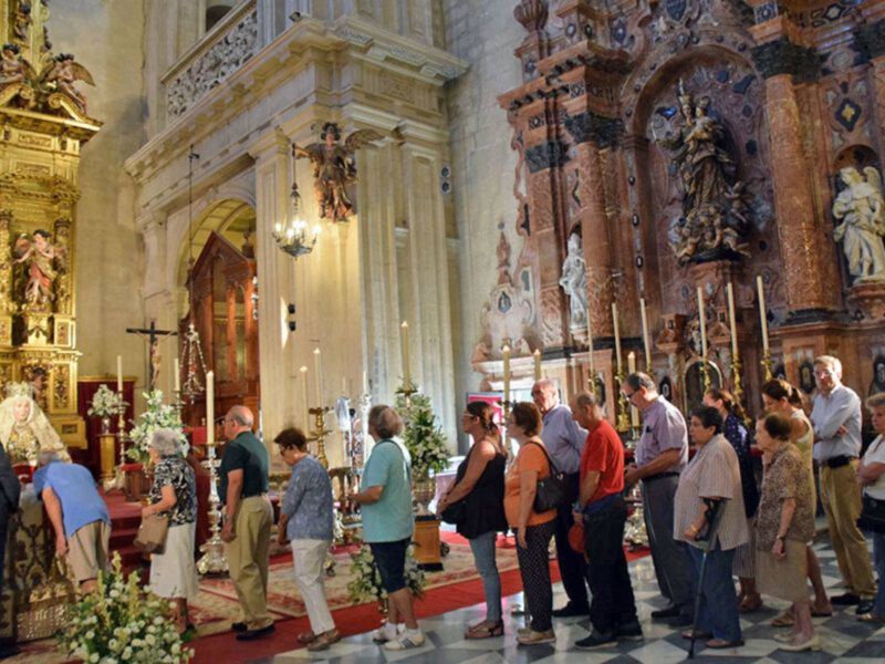 Sevilla, despidió a su patrona con un Beso en la Parroquia del Sagrario.