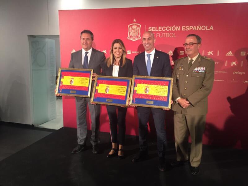 Entrega de Banderas por parte del Jefe de la Fuerza  Terrestre a la Presidenta de la Junta de Andalucía, al  Alcalde de Sevilla y al Presidente FEF