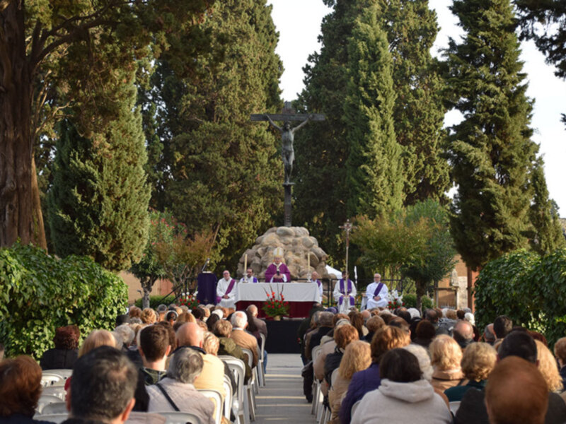 El arzobispo de Sevilla, monseñor Juan José Asenjo, ofició la eucaristía en una jornada en la que la Iglesia honra la memoria de todos los Santos.