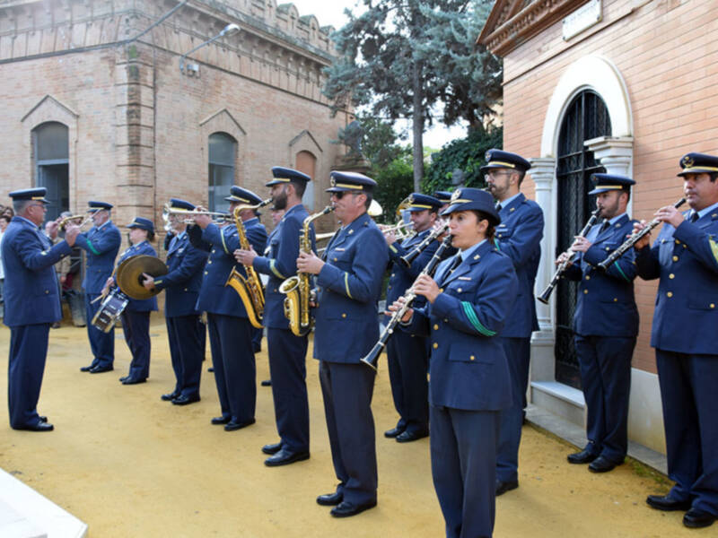 El ejército de los del Aire ofreció una corona de flores en memoria de los difuntos en el cementerio de San Fernando de Sevilla.