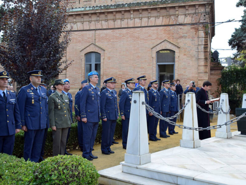 El capellán de tablada rezó unas preces  por el alma de los difuntos militares.
