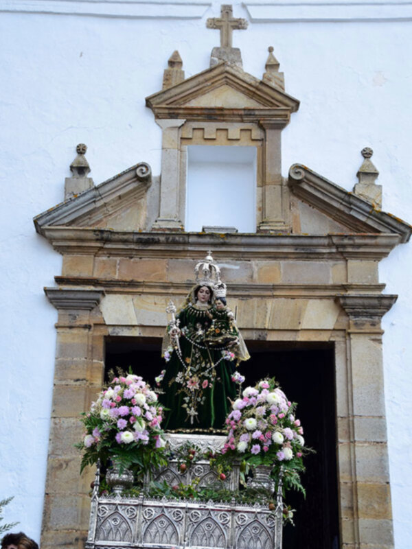Desde la Parroquia de Consolación de Cazalla de la Sierra la Virgen del Monte puso rumbo hacia su Ermita.