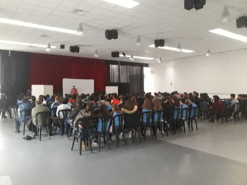 Alumnos de Secundaria y Bachillerato de Chipiona se acercan al machismo que se vive en la vida cotidiana con la obra de teatro ‘Cuando tú me quieras’