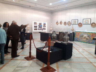 La exposición se trata de dar un paseo por la tradición ceramista de Sevilla.