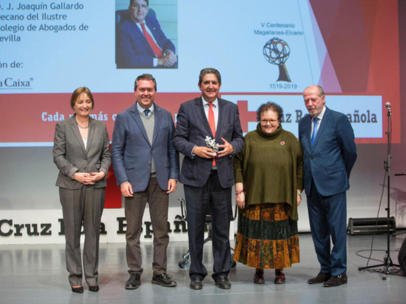 Cruz Roja premia al decano del Colegio de Abogados de Sevilla, José Joaquín Gallardo.