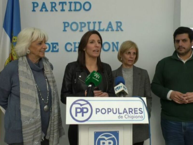 Teófila Martínez y María José García Pelayo analizan con Isabel Jurado los asuntos pendientes de la Junta de Andalucía en Chipiona