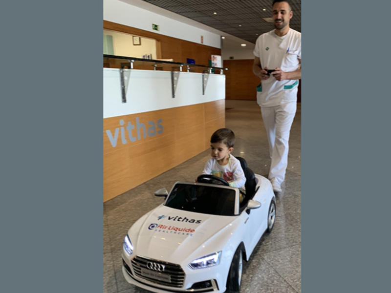 El Hospital Vithas Nisa Sevilla y Air Liquide se alían para llevar a los niños a quirófano en coches eléctricos
