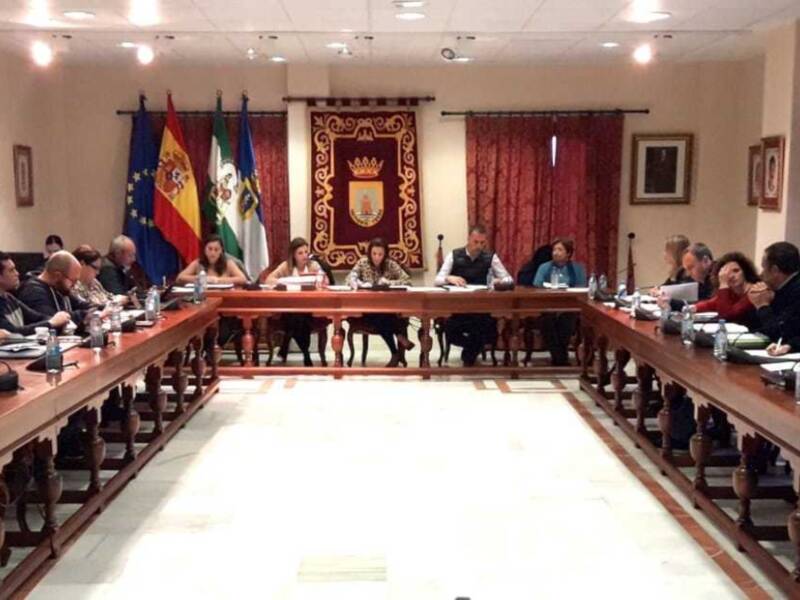 El pleno acuerda pedir que se institucionalice el Himno de Andalucía cantado por Rocío Jurado y nominar el Paseo Pintor Julio Ceballos