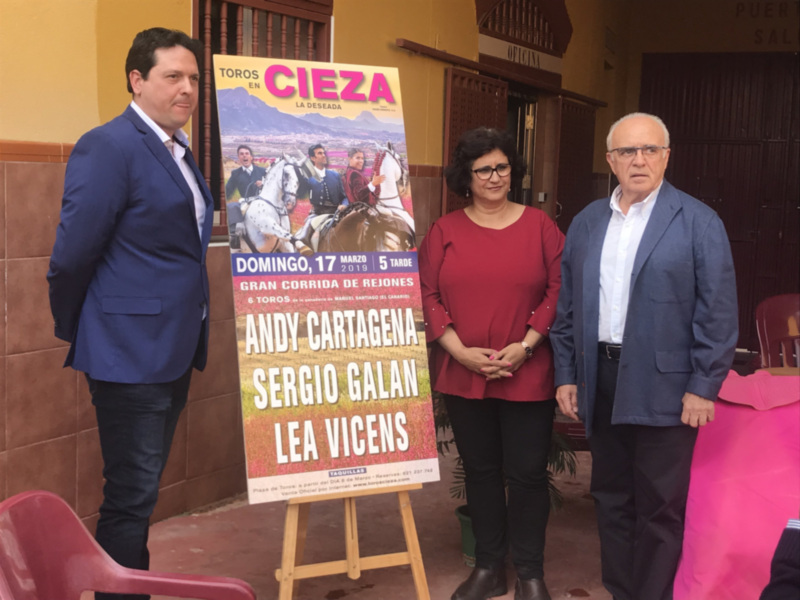 Una rematada corrida de rejones abre la temporada en Cieza