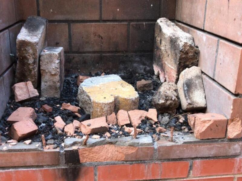 El CANS denuncia destrozos producidos por un acto de vandalismo en la barbacoas construidas en el pinar de la Villa