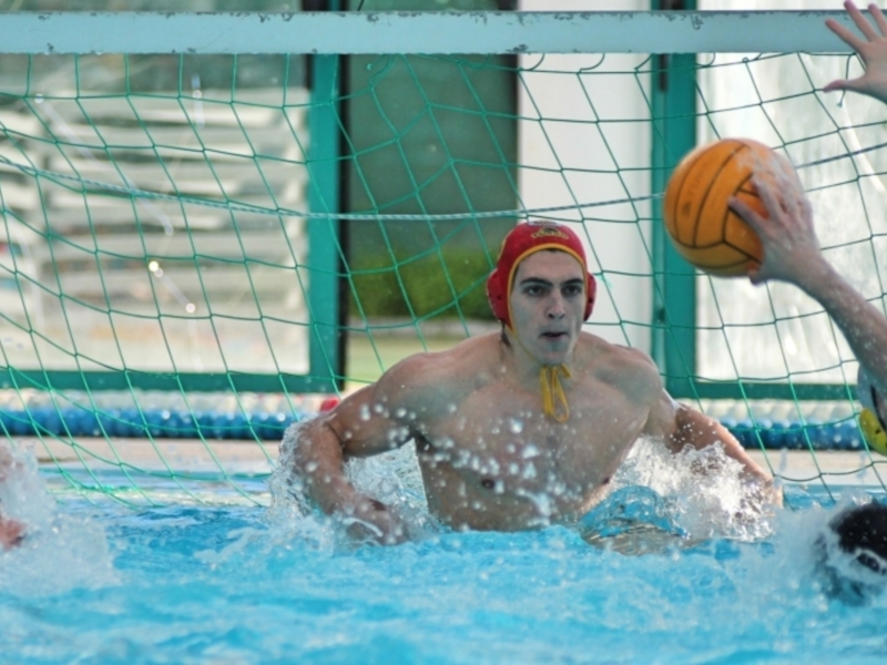 La defensa del Waterpolo Sevilla-Grupo Ceres le sirve para tutear al líder, aunque sin recompensa