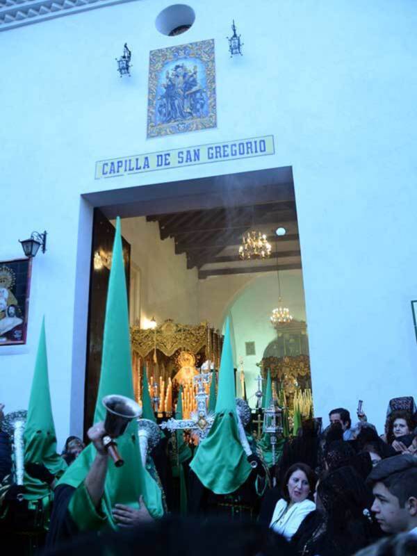 Un jueves Santo pendiente de la lluvia en Alcalá del Río,