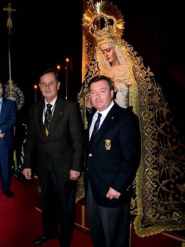 Medalla e insignia conmemorativa de la RLNE a la virgen de Villaviciosa.