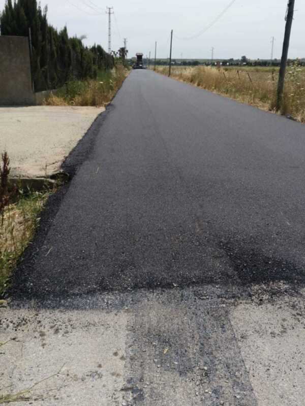 El Ayuntamiento de Chipiona reasfalta un tramo de 700 metros lineales del camino del Alcornocal