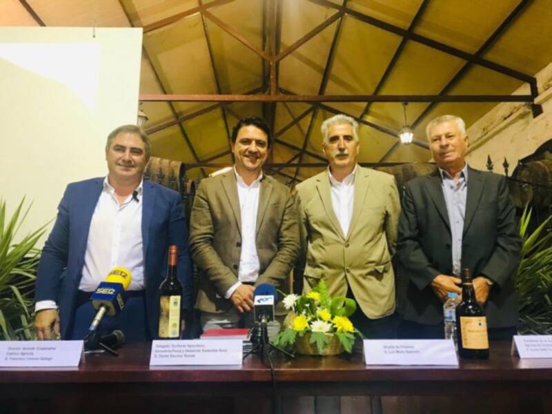 El delegado de Agricultura entrega una resolución de ayuda ITI a la Cooperativa Católico Agrícola de Chipiona