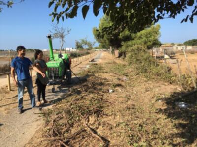 Tano Guzmán y Laura Román supervisan los trabajos de desbroce y adecentamiento de la la Vía Verde