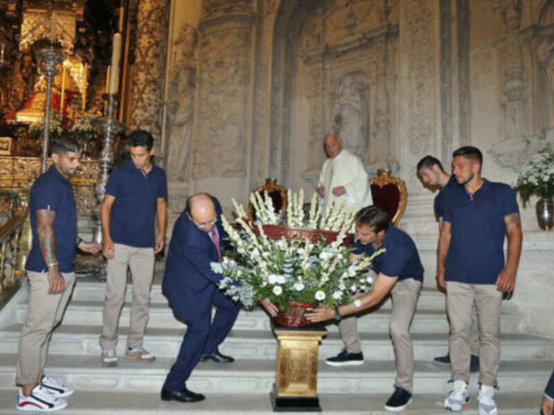 El Sevilla ha celebrado la tradicional misa anta la Virgen de los Reyes en el inicio de temporada