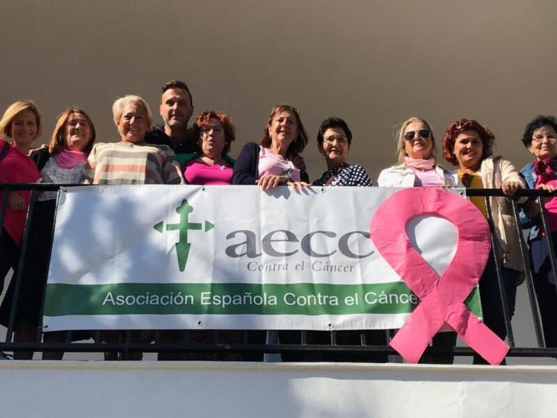 Una pancarta y un lazo rosa en el Centro de Salud Tolosa Latour recuerdan desde hoy que el sábado es el Día contra el cáncer de mama