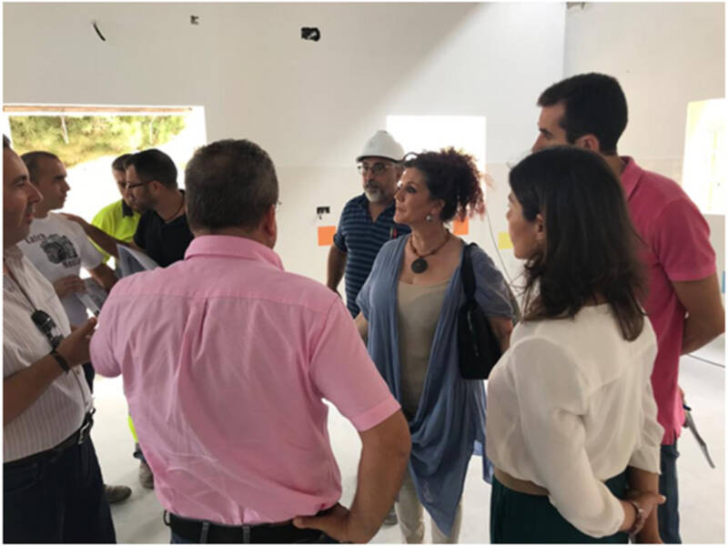 Isabel María Fernández supervisa la marcha de las obras del comedor escolar del Colegio Príncipe Felipe