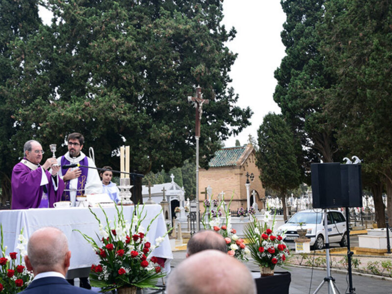 La Solemne Eucaristía en el día de la Conmemoración de los Fieles Difuntos en el cementerio de Sevilla, fue presidida por Monseñor Juan José Asenjo.