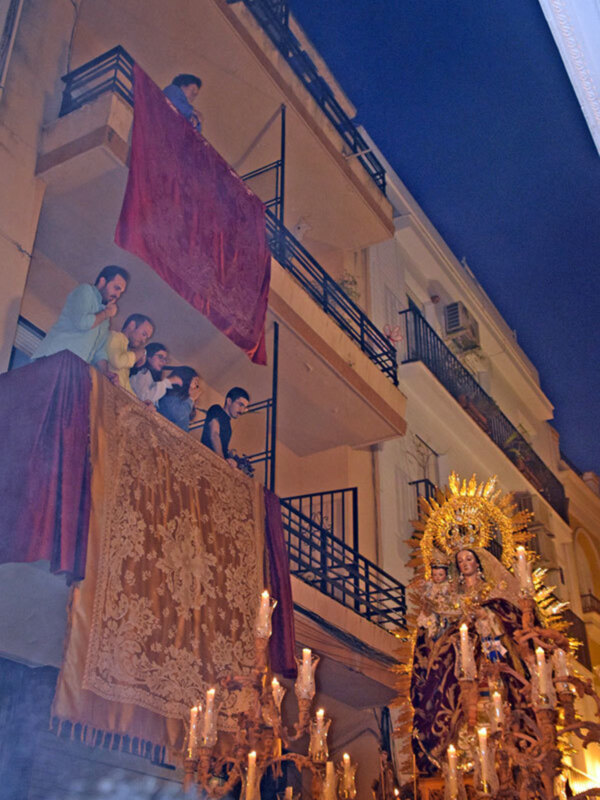 La procesión de la Virgen del Rosario transcurrió por las calles estrechas del centro histórico.