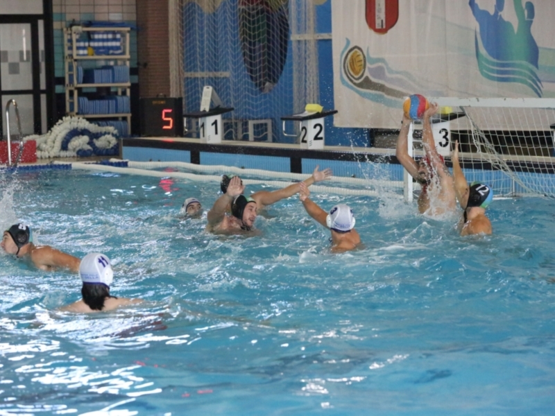 Un equipo de waterpolo en acción, con jugadores en el agua y una portería visible. El marcador muestra 5-1, con un tiempo de juego de 2:09.
