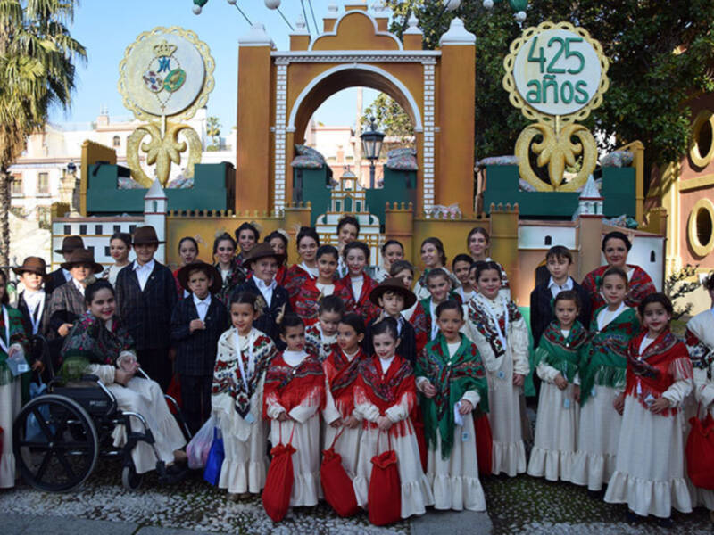 Sus Majestades los Reyes Magos de Oriente, recibieron el calor de todos los niños y mayores de Sevilla.